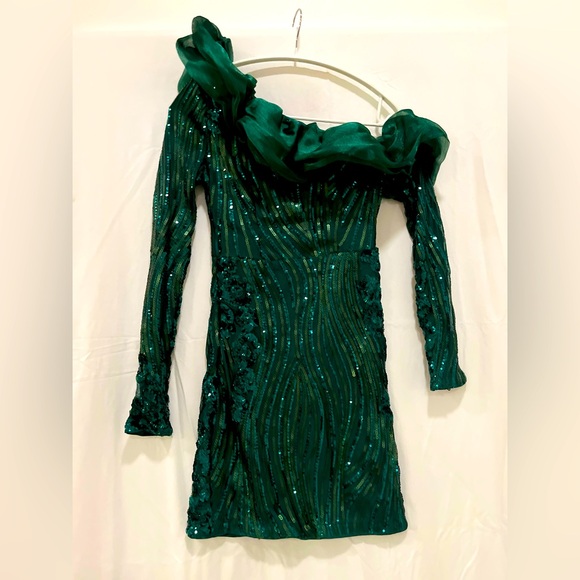 Emerald green sequin cocktail dress. - Picture 1 of 2